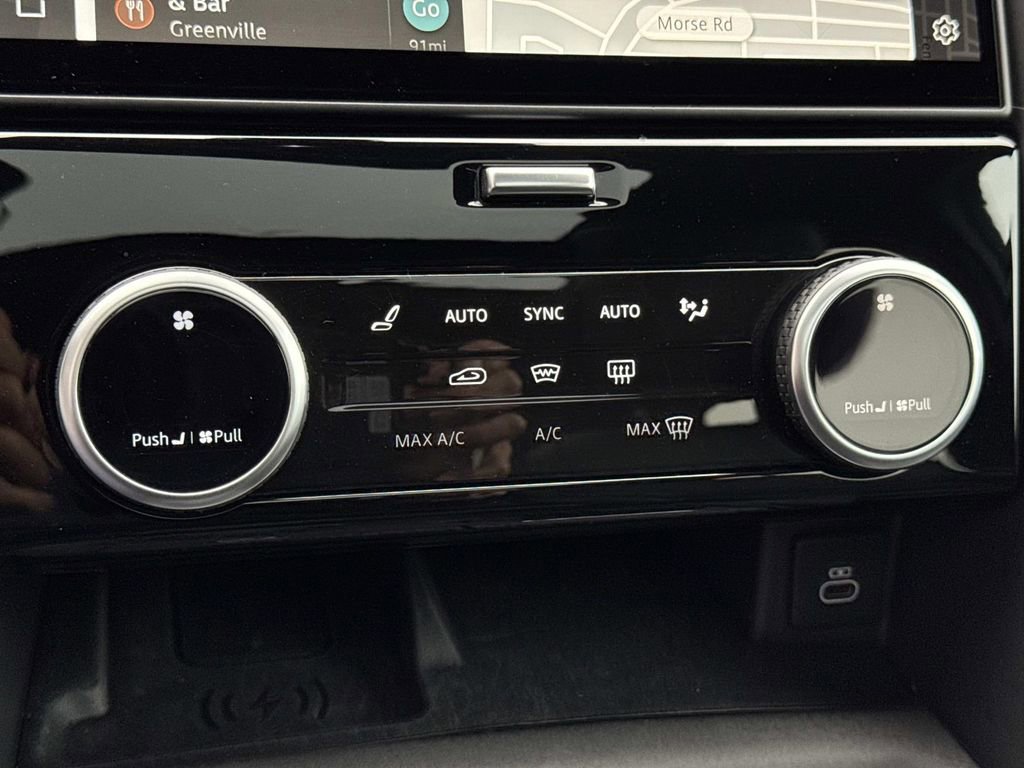 Used 2025 Land Rover Discovery Dynamic SE image 26