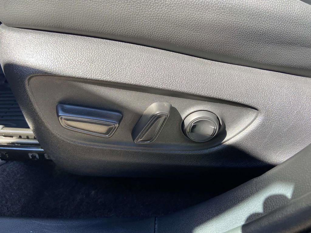 Used 2025 Toyota Highlander XLE image 16