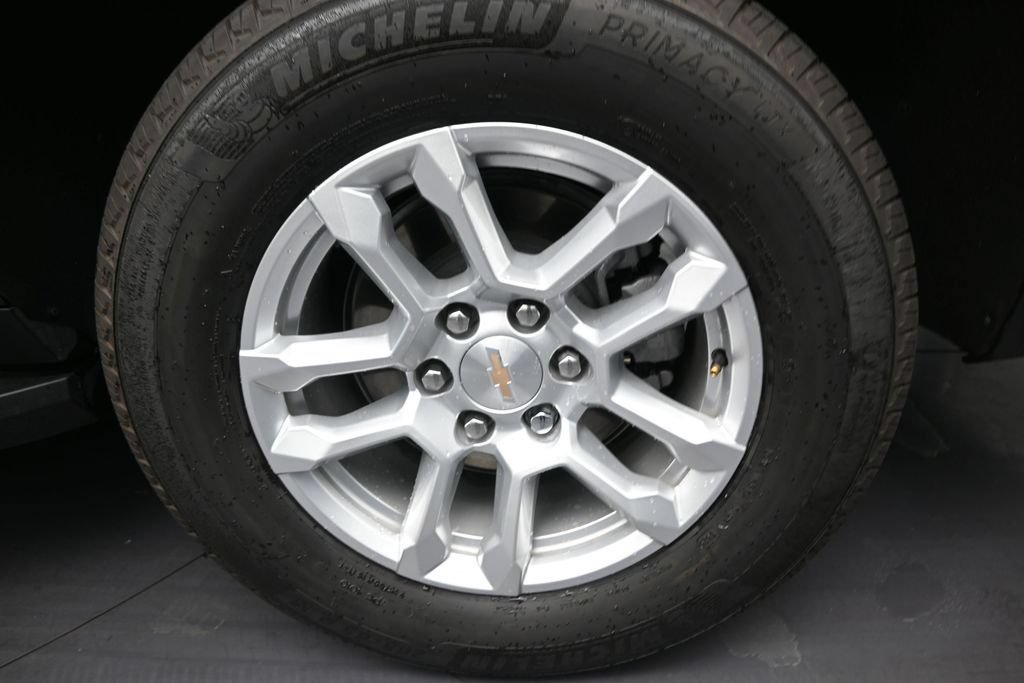 Used 2025 Chevrolet Suburban LS RWD image 10