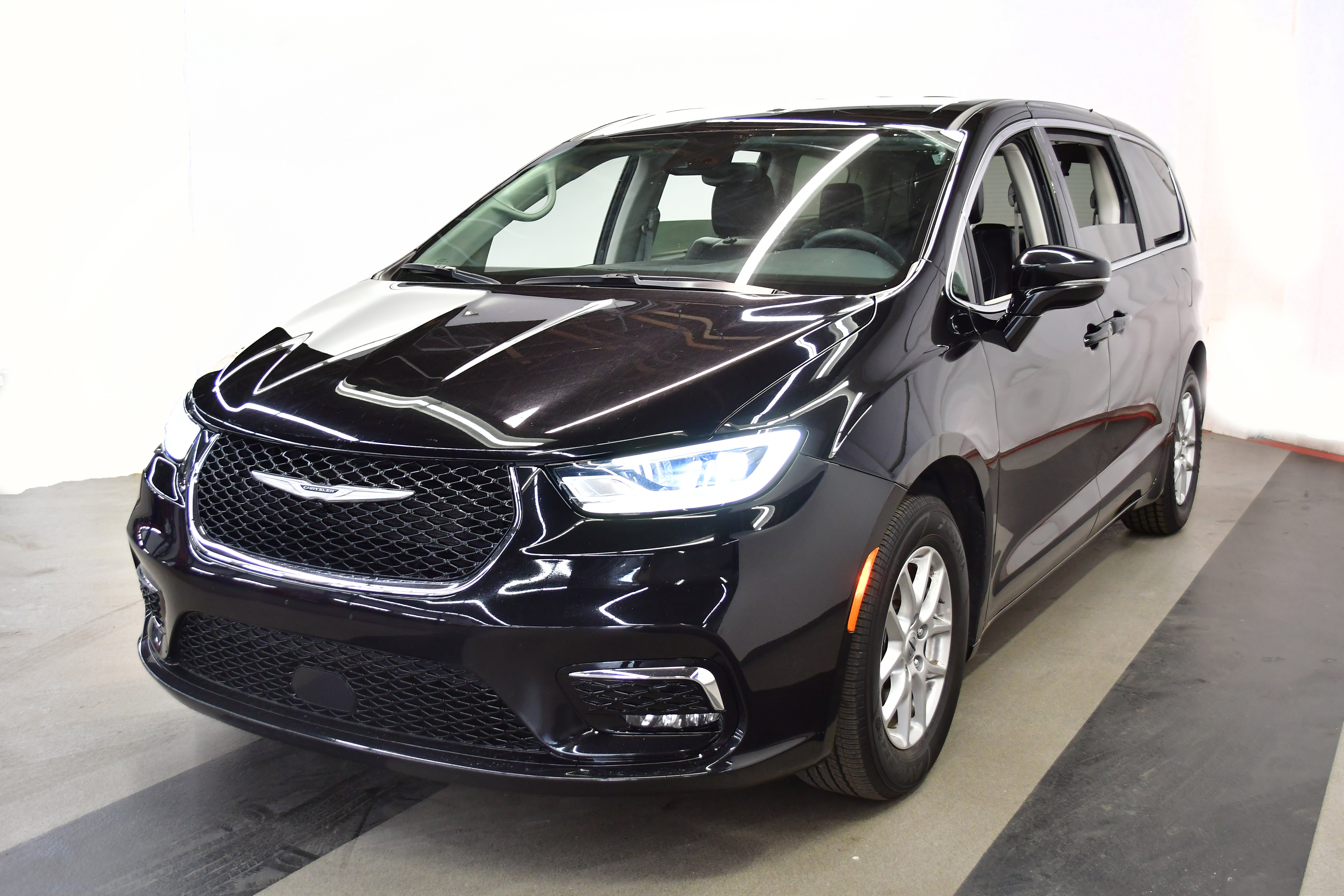 Used 2024 Chrysler Pacifica Touring-L FWD image 4