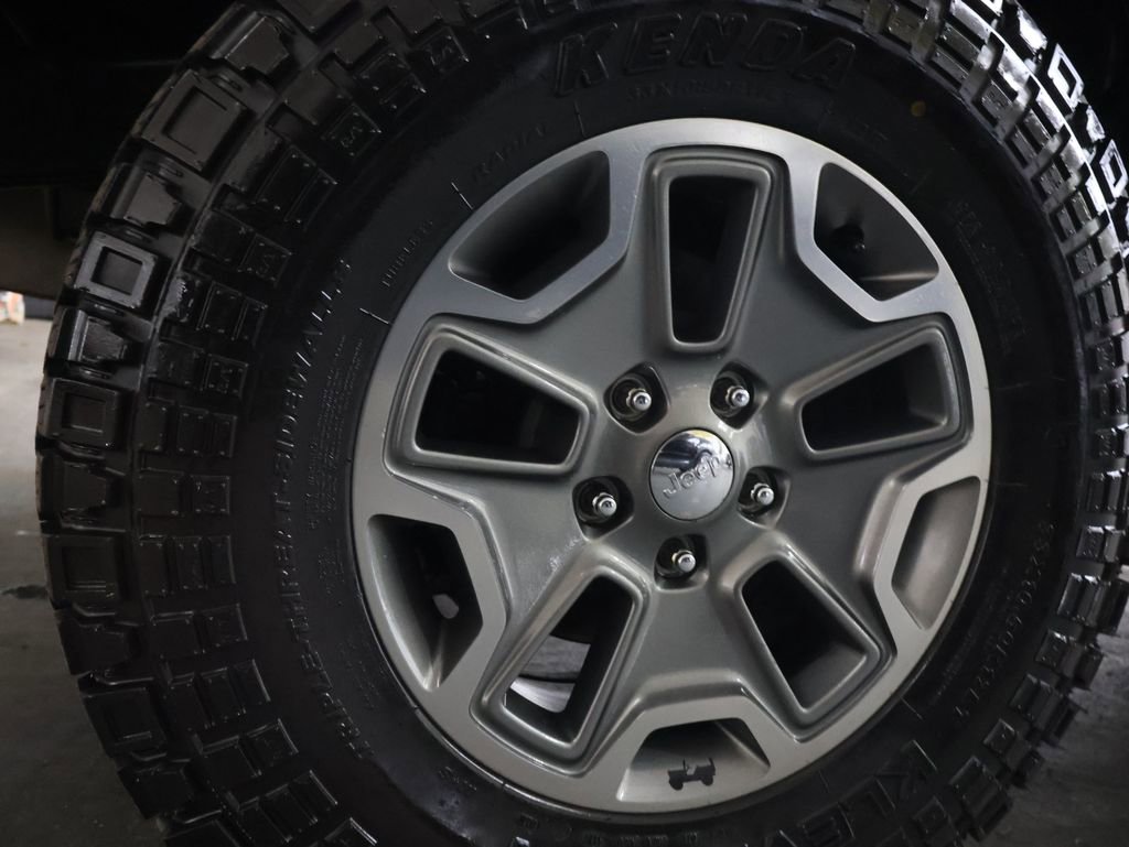 Used 2018 Jeep Wrangler Unlimited Rubicon w/ Connectivity Group image 34