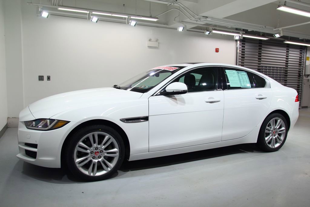 Used 2019 Jaguar XE Prestige image 3