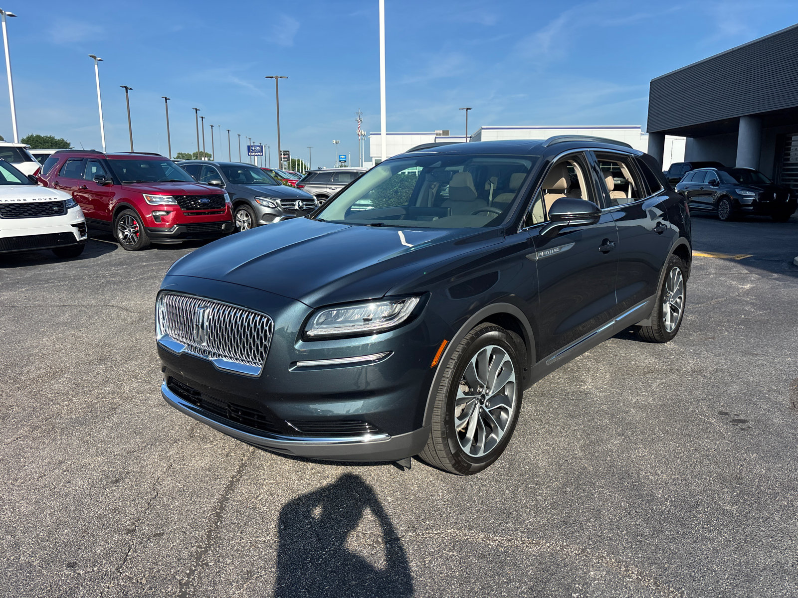 Used 2023 Lincoln Nautilus Reserve w/ Cargo Utility Package AWD/4WD image 3