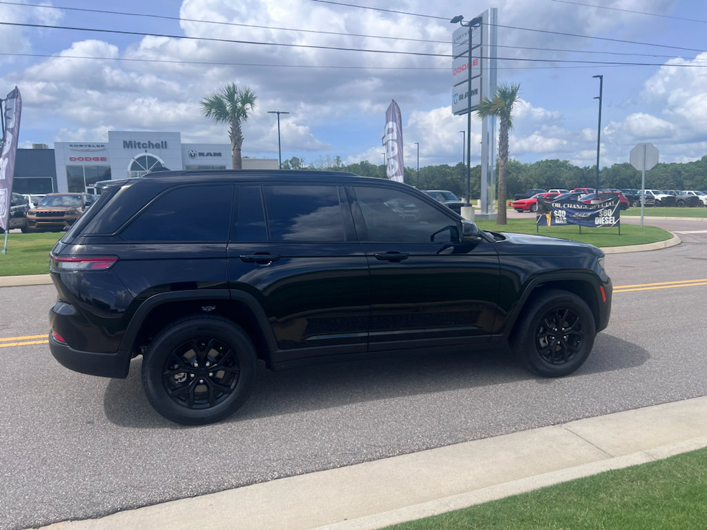 Certified 2025 Jeep Grand Cherokee Altitude RWD image 2
