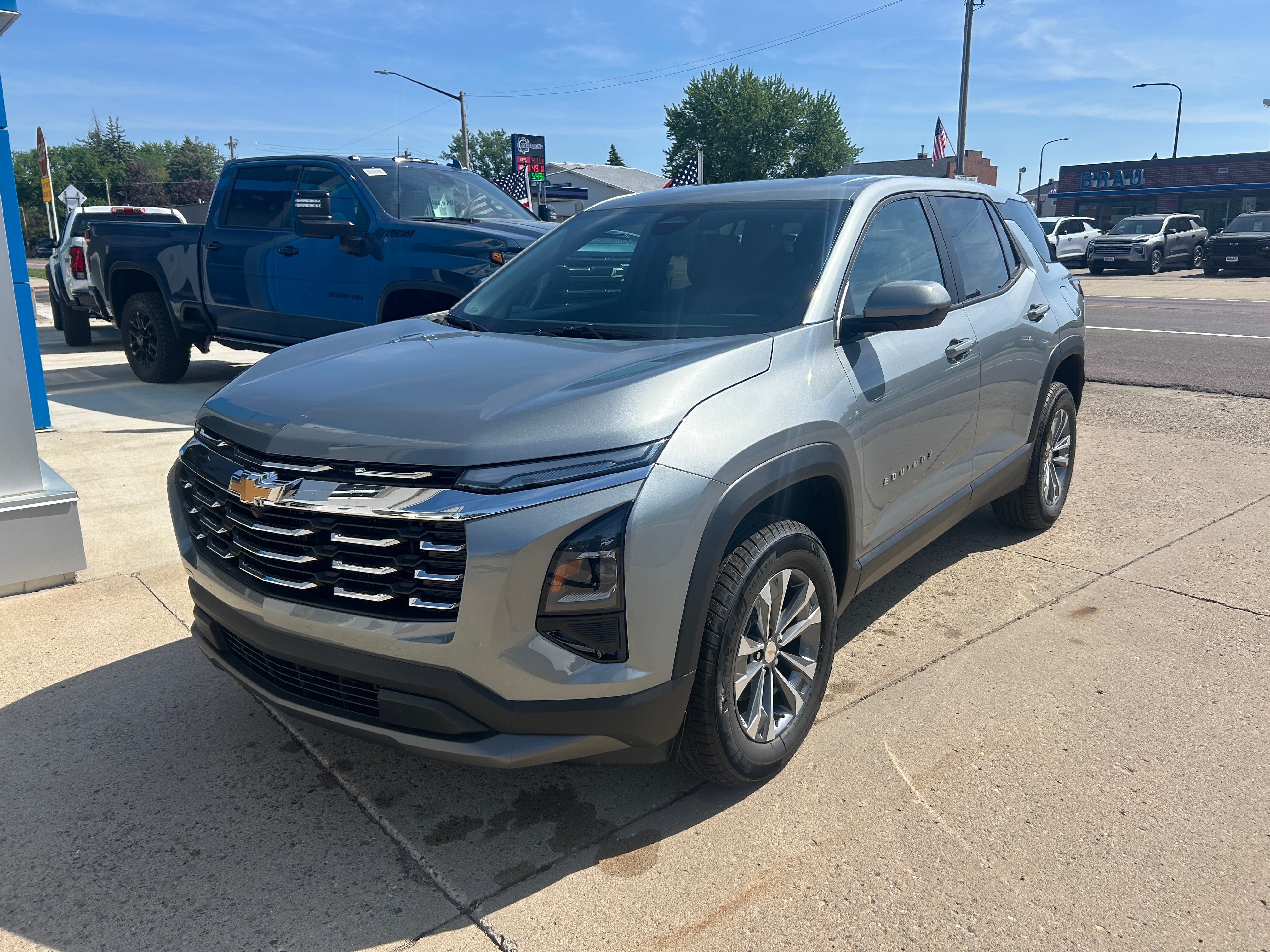 New 2026 Chevrolet Equinox LT w/ Convenience Package II AWD/4WD image 2