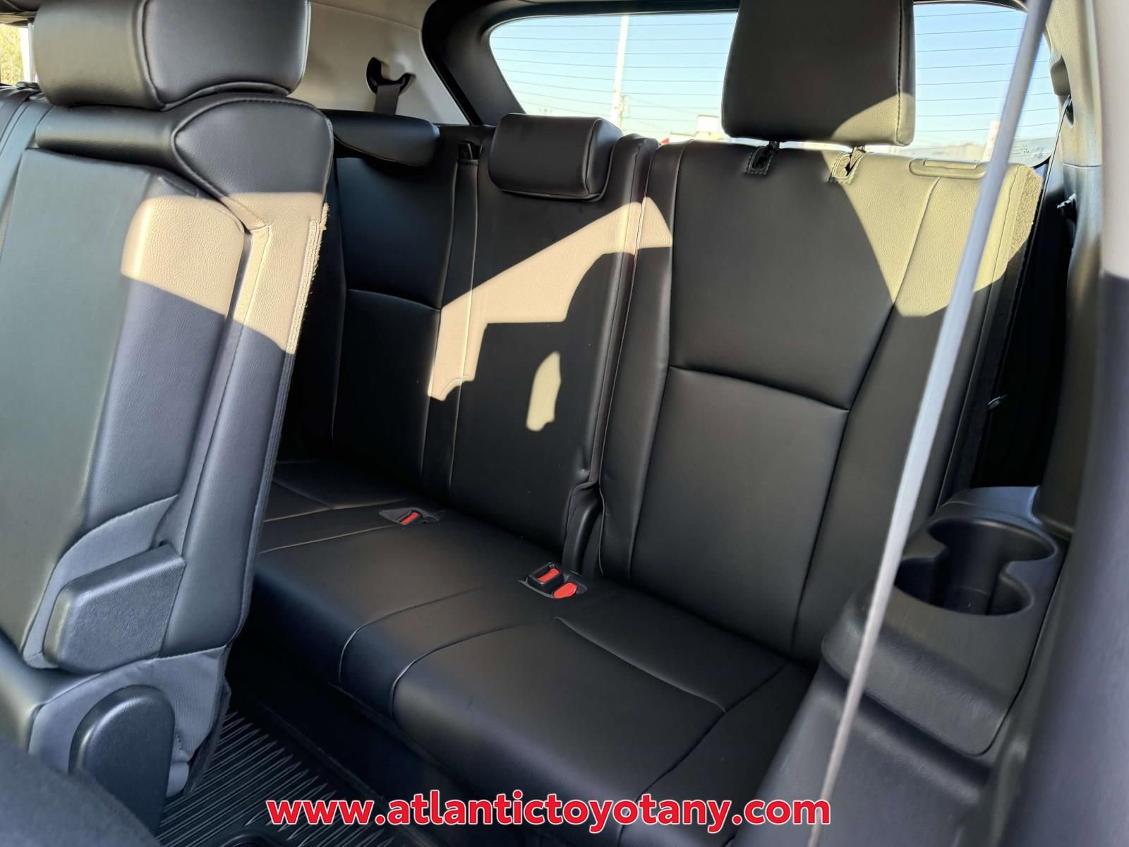 Used 2023 Toyota Highlander XLE AWD/4WD image 18