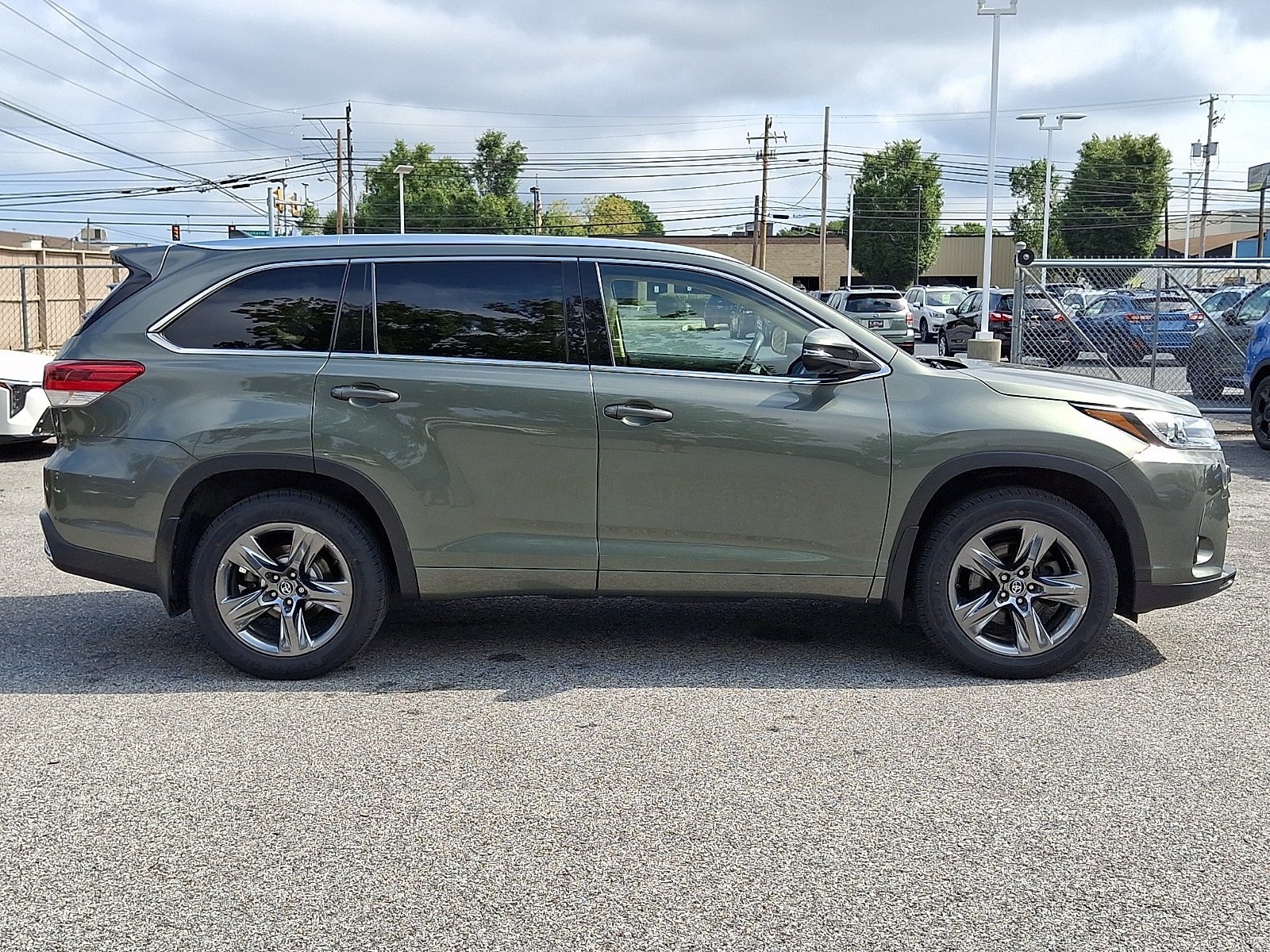 Used 2017 Toyota Highlander Limited Platinum AWD/4WD image 4