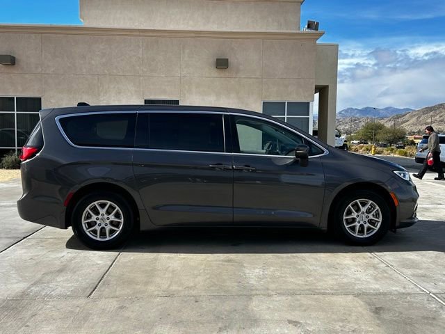 Used 2023 Chrysler Pacifica Touring-L image 10