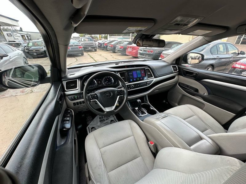 Used 2017 Toyota Highlander LE FWD image 25
