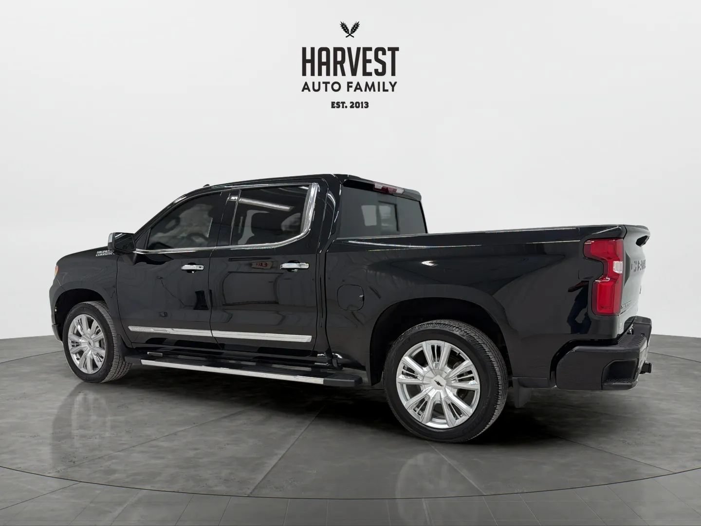 Used 2024 Chevrolet Silverado 1500 High Country w/ High Country Premium Package AWD/4WD image 3