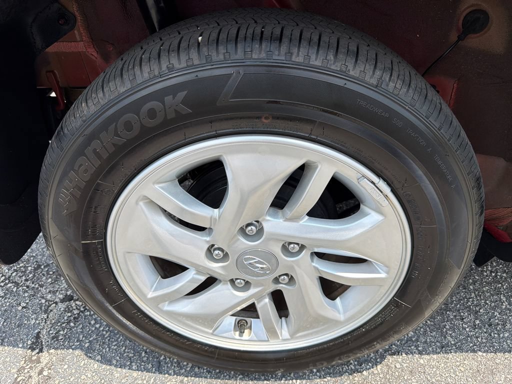 Used 2025 Hyundai Venue SE FWD image 17