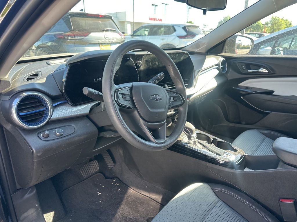Used 2025 Chevrolet Trax LT image 9