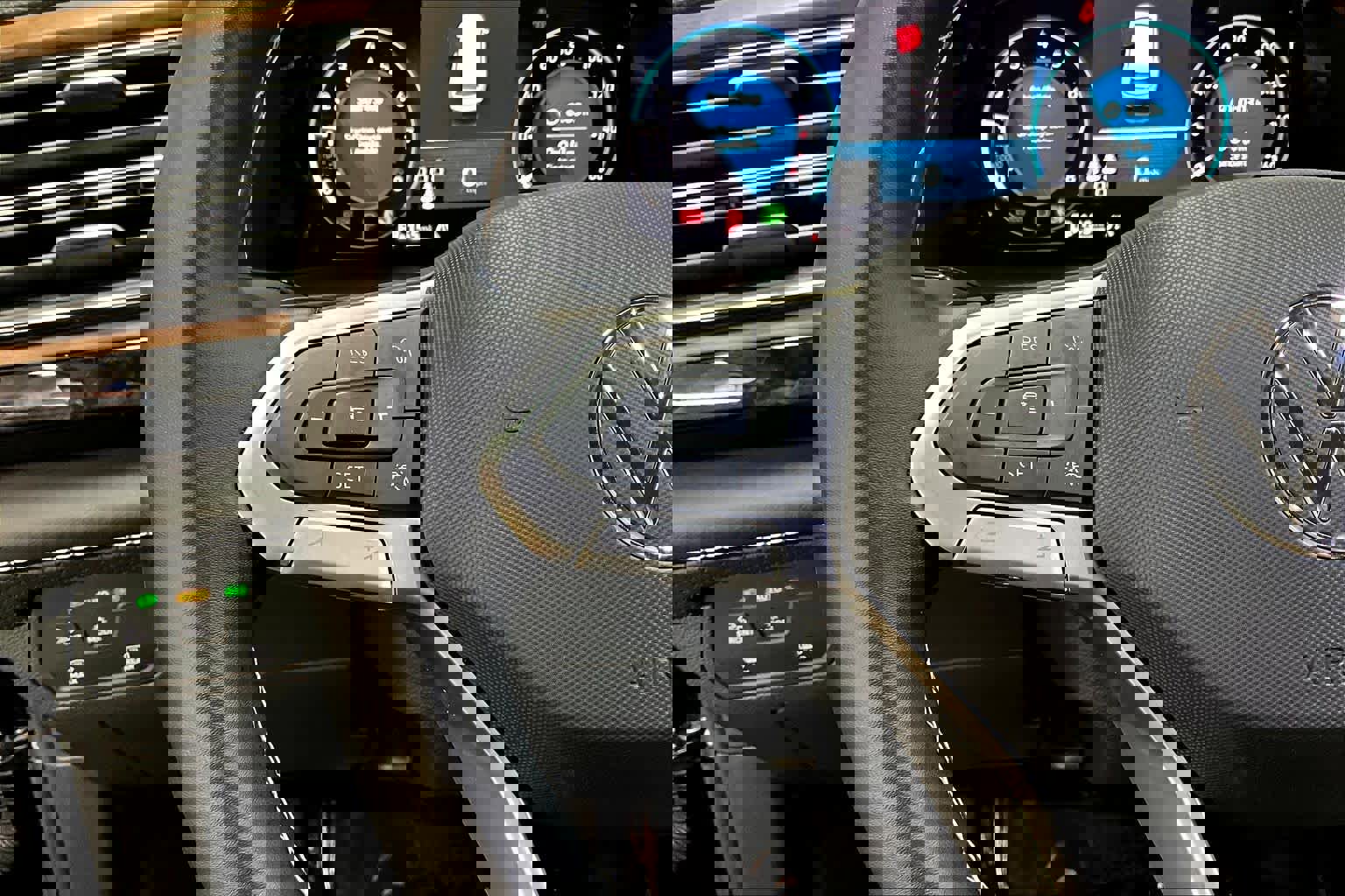 Used 2025 Volkswagen Atlas SE image 21