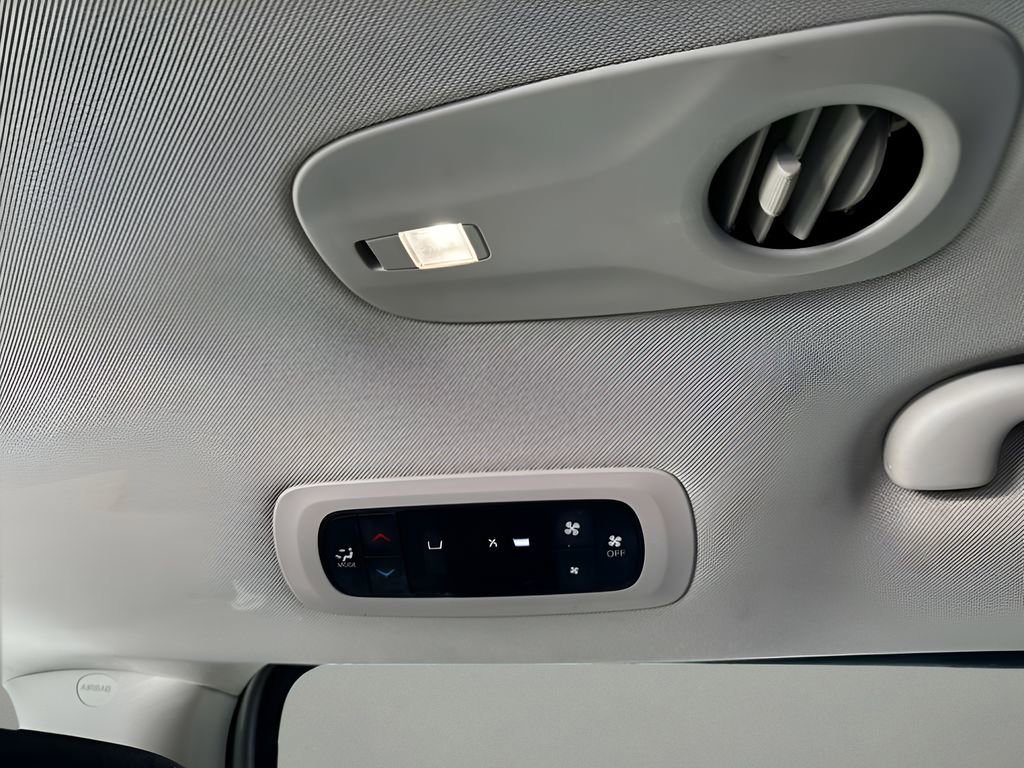 Used 2023 Chrysler Voyager LX image 15