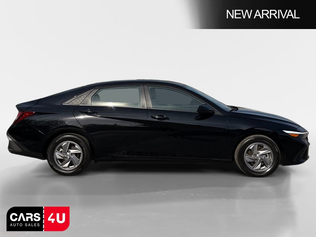 Used 2025 Hyundai Elantra SE w/ Cargo Package image 8