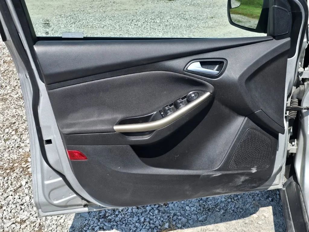 Used 2012 Ford Focus SEL image 24