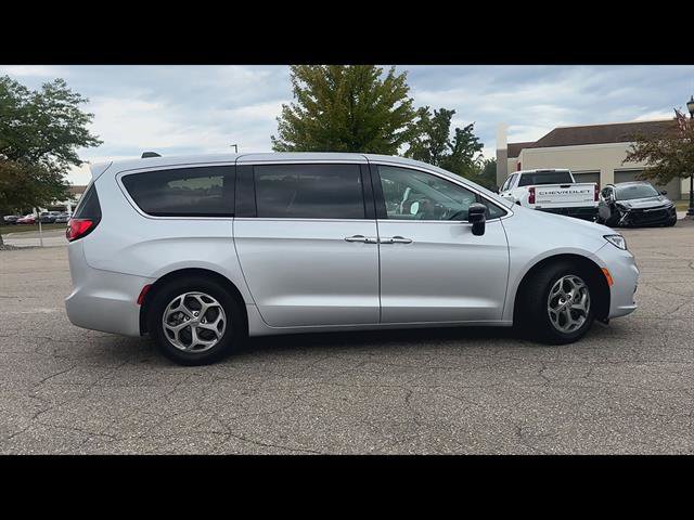 Used 2024 Chrysler Pacifica Limited FWD image 34