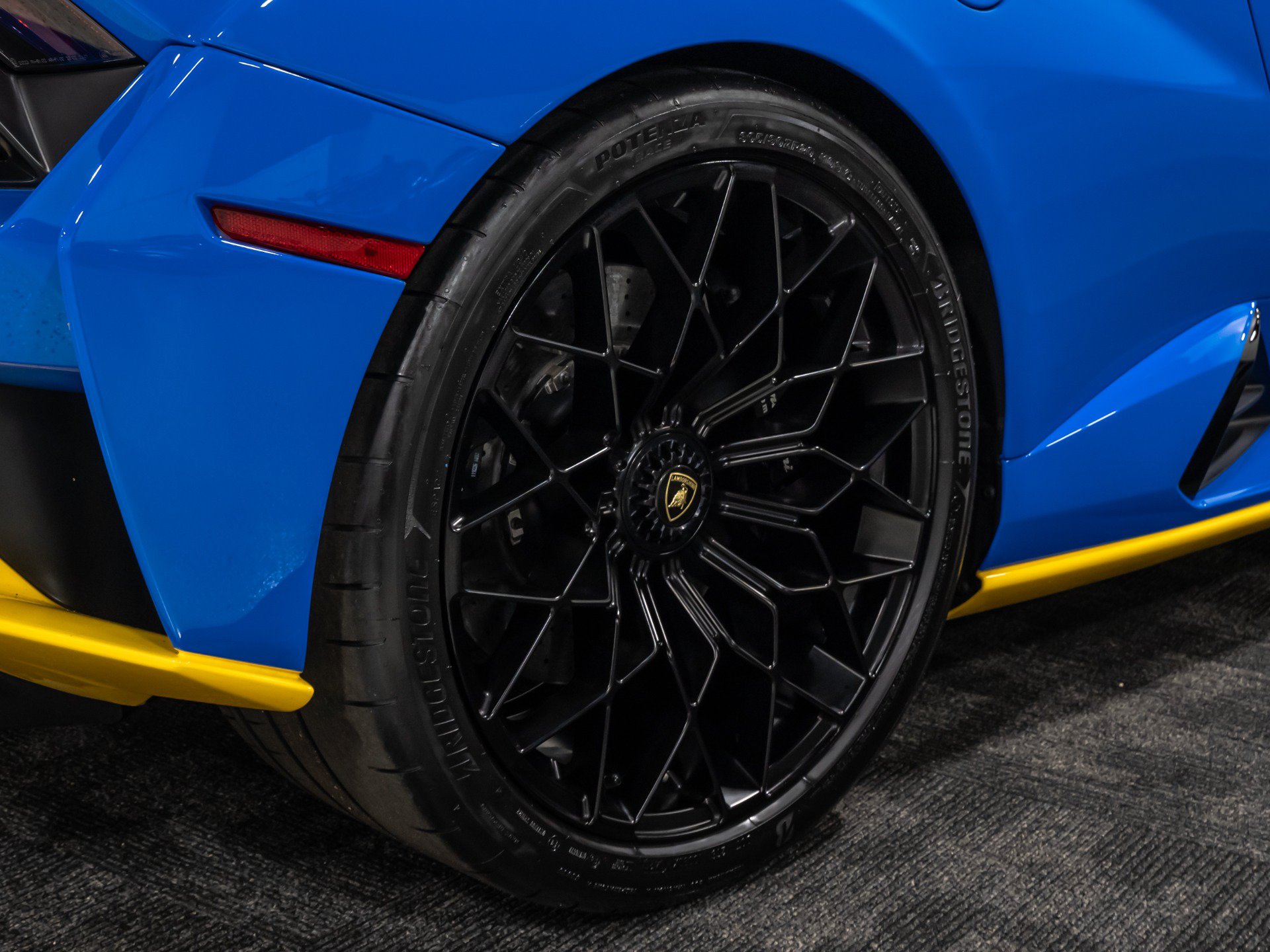 Used 2022 Lamborghini Huracan STO RWD image 32