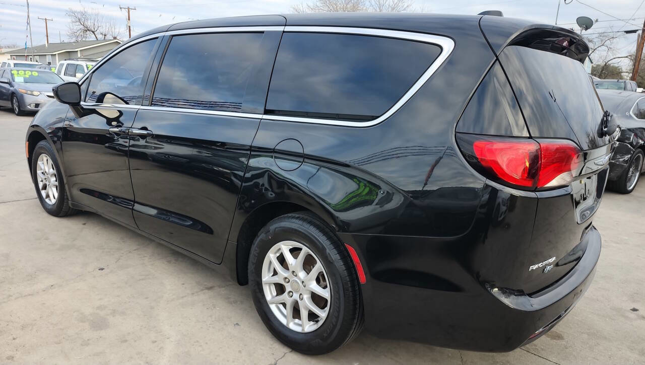 Used 2017 Chrysler Pacifica Touring FWD image 4