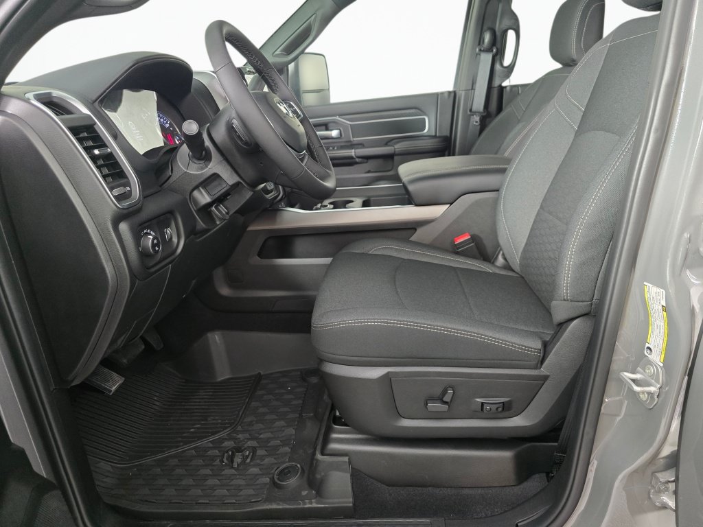 New 2026 RAM 3500 Big Horn AWD/4WD image 17
