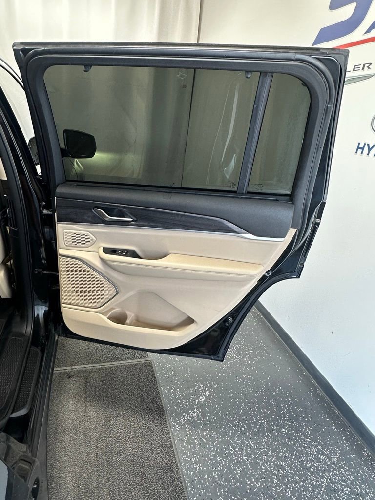 Used 2021 Jeep Grand Cherokee L Limited w/ Luxury Tech Group II image 23