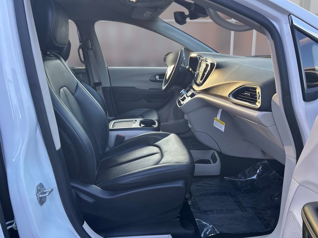 Used 2024 Chrysler Pacifica Touring-L image 19