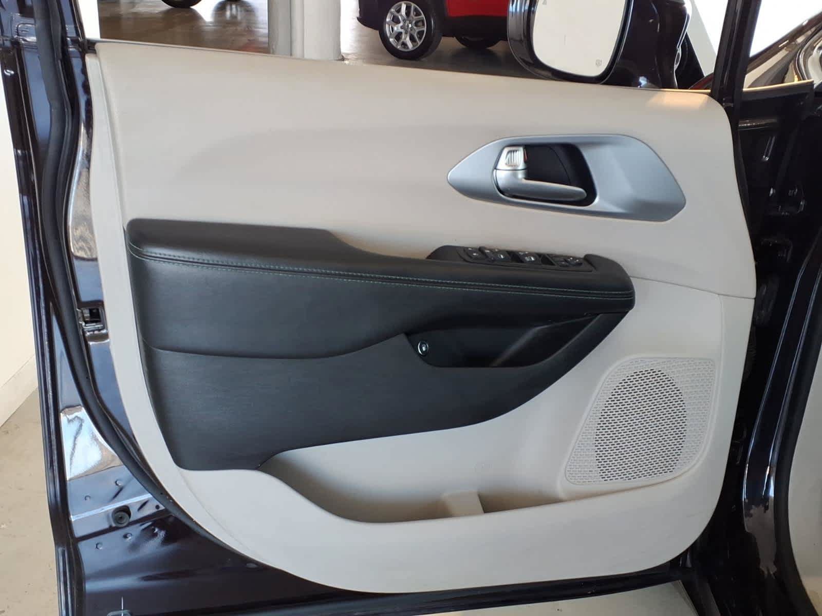 Used 2018 Chrysler Pacifica Limited w/ Advanced Safetytec Group FWD image 10