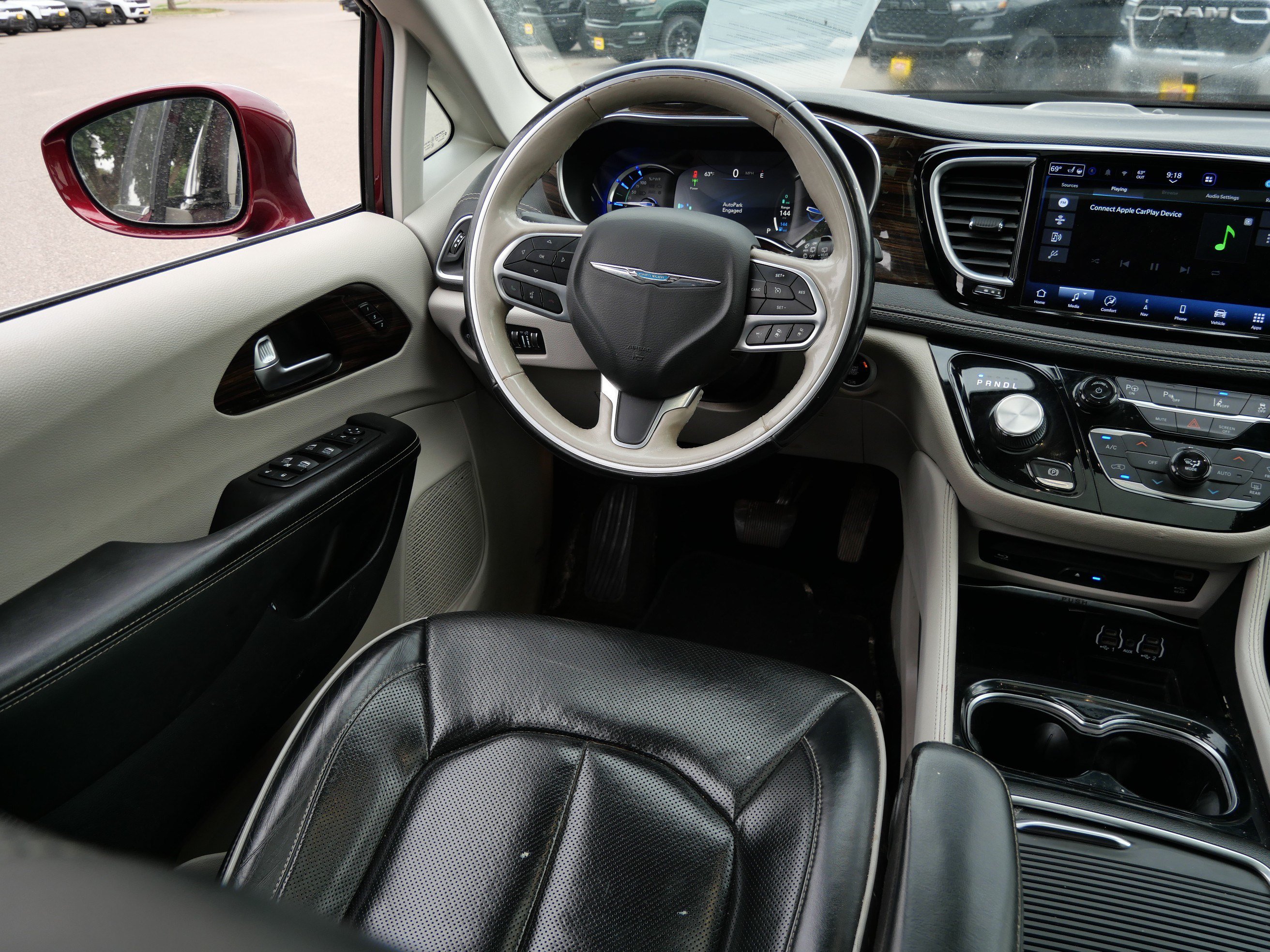 Used 2021 Chrysler Pacifica Limited w/ Uconnect Theater Family Group FWD image 9