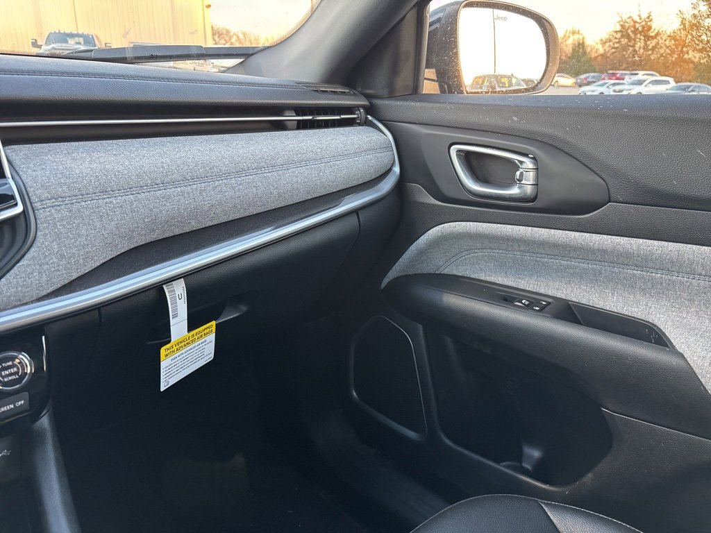 Used 2025 Jeep Compass Latitude image 18