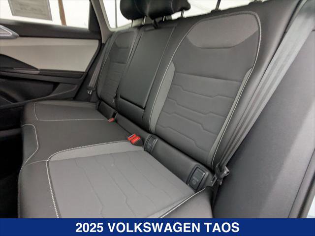 Used 2025 Volkswagen Taos SE w/ Panoramic Sunroof Package FWD image 21
