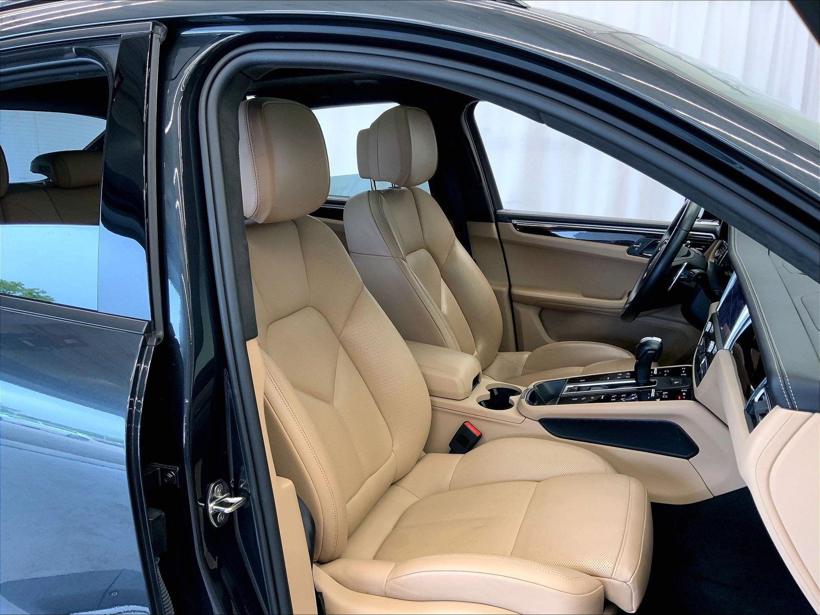 Certified 2024 Porsche Macan AWD/4WD image 19