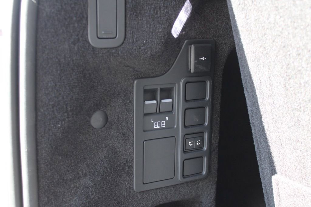 Certified 2025 Land Rover Discovery Dynamic SE image 40