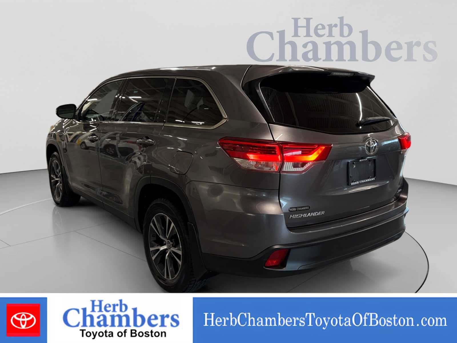 Used 2019 Toyota Highlander LE AWD/4WD image 3