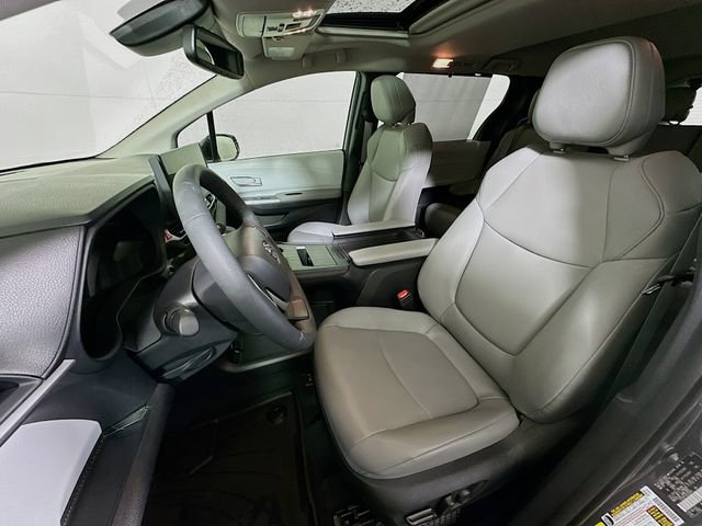 Used 2025 Toyota Sienna XLE image 12