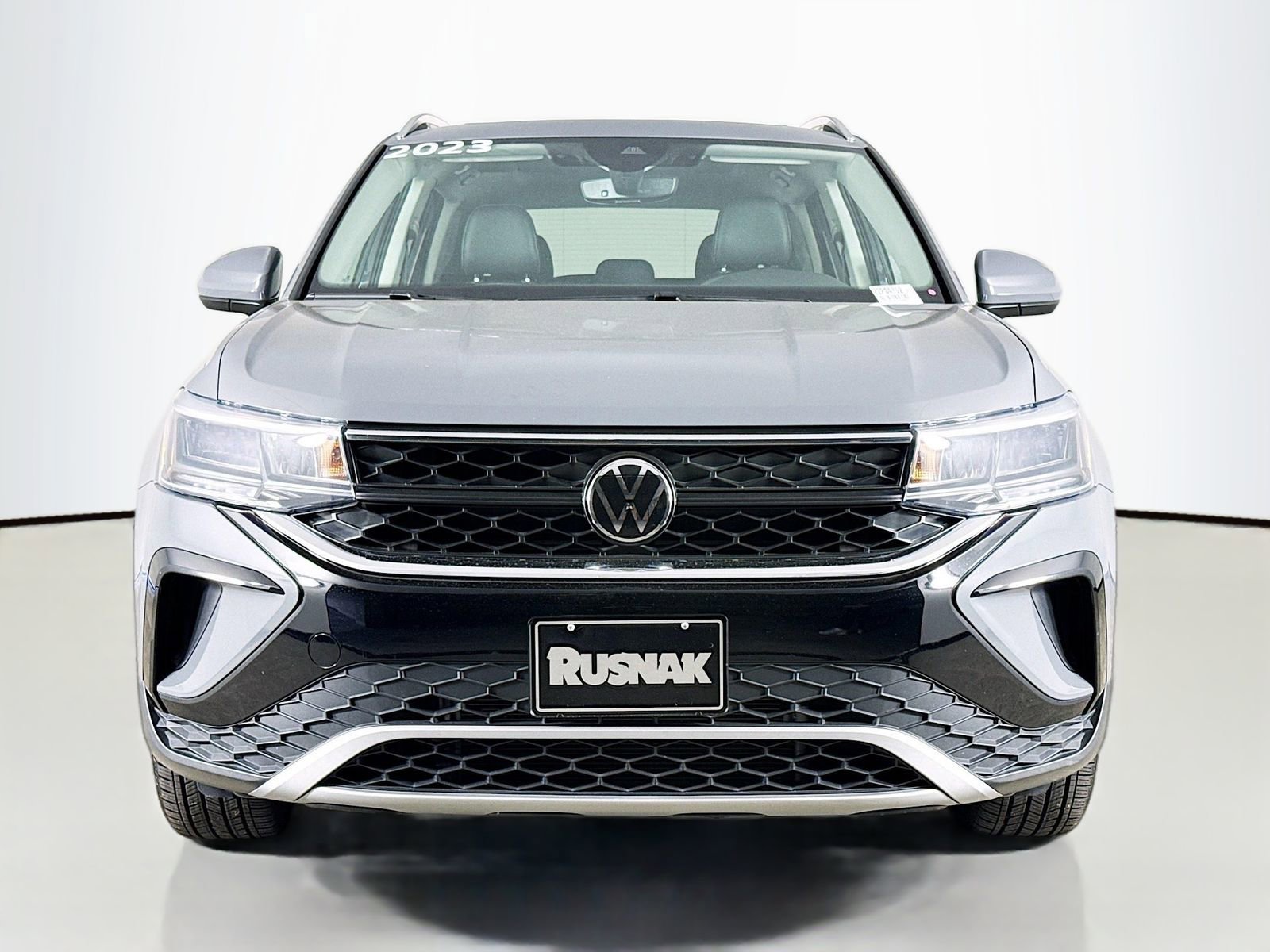 Used 2023 Volkswagen Taos SE w/ Panoramic Sunroof Package FWD image 2