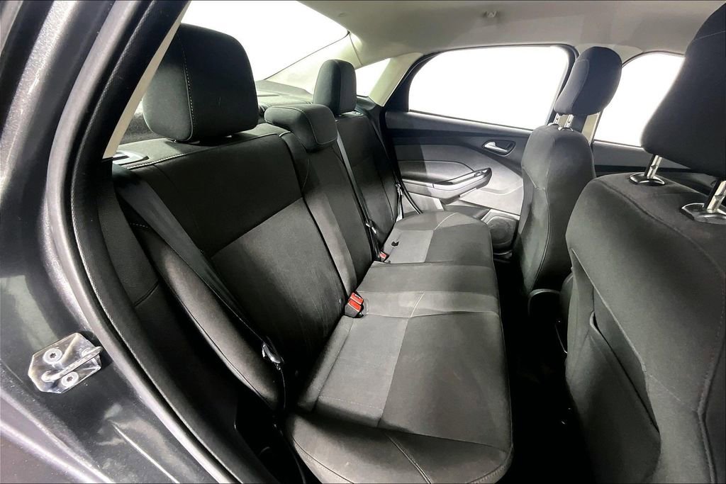 Used 2018 Ford Focus SE w/ SE Appearance Package FWD image 26