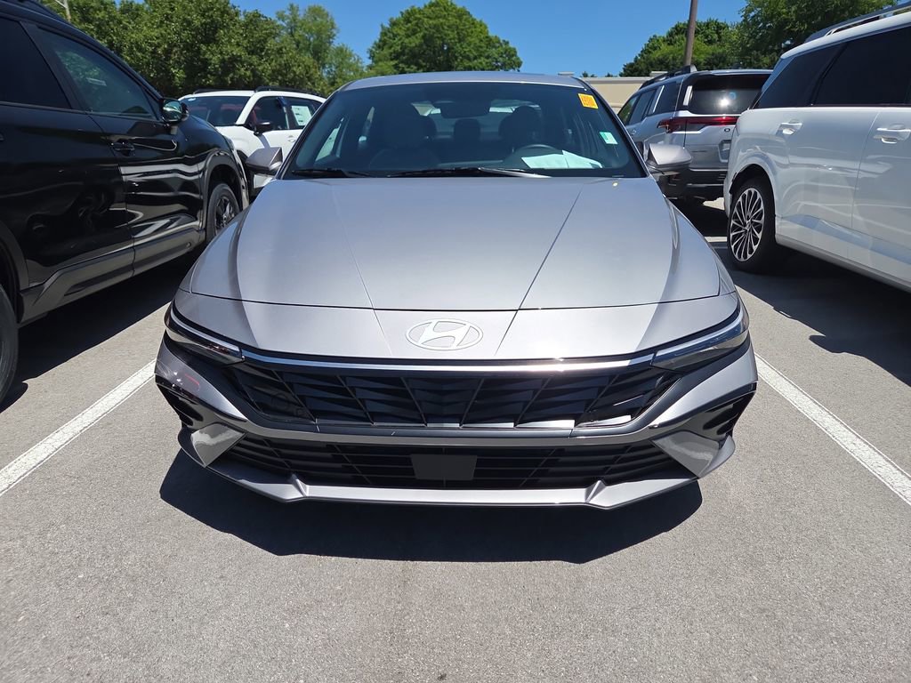 Used 2025 Hyundai Elantra Limited FWD image 10
