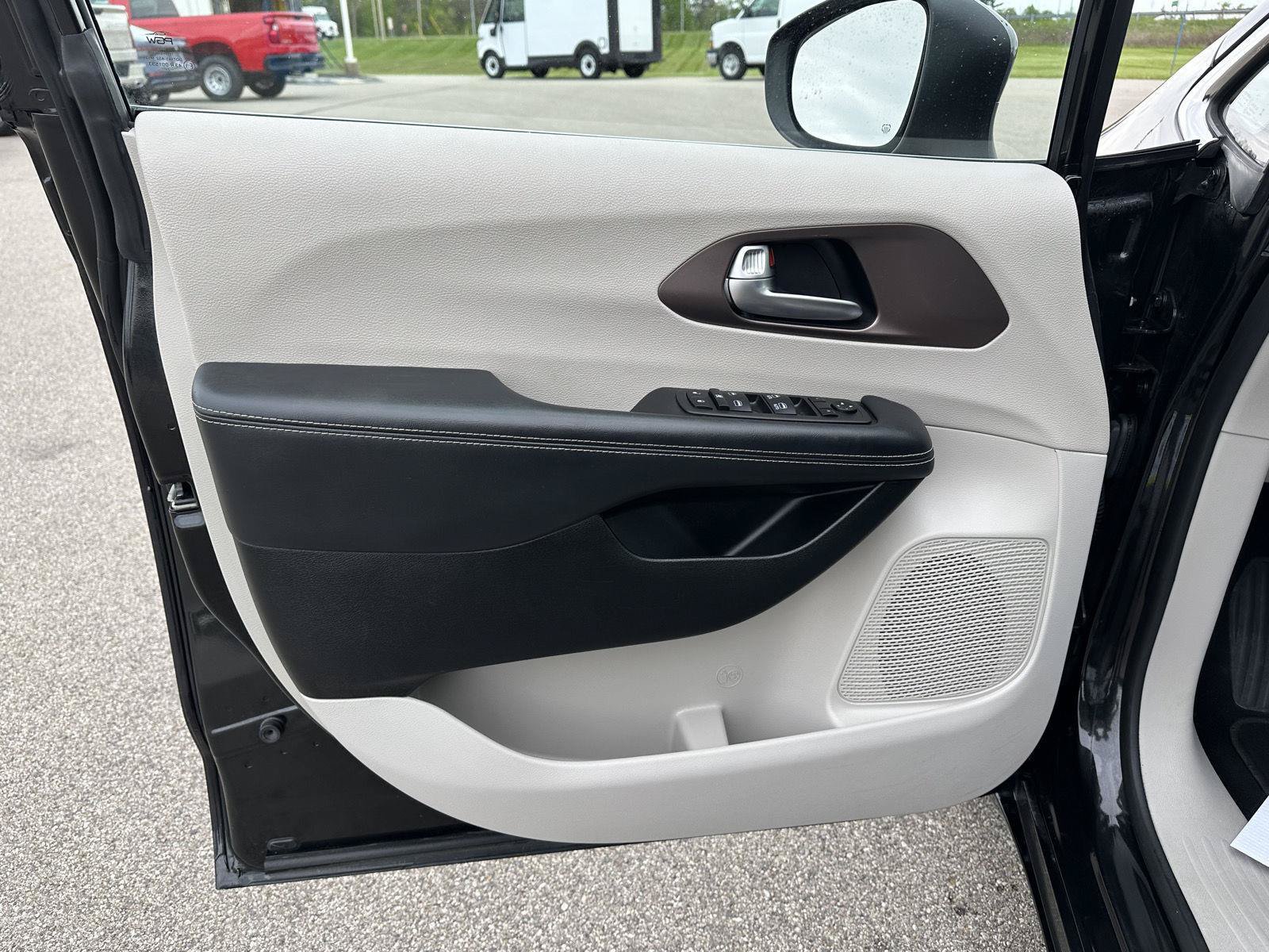 Used 2023 Chrysler Voyager LX FWD image 17