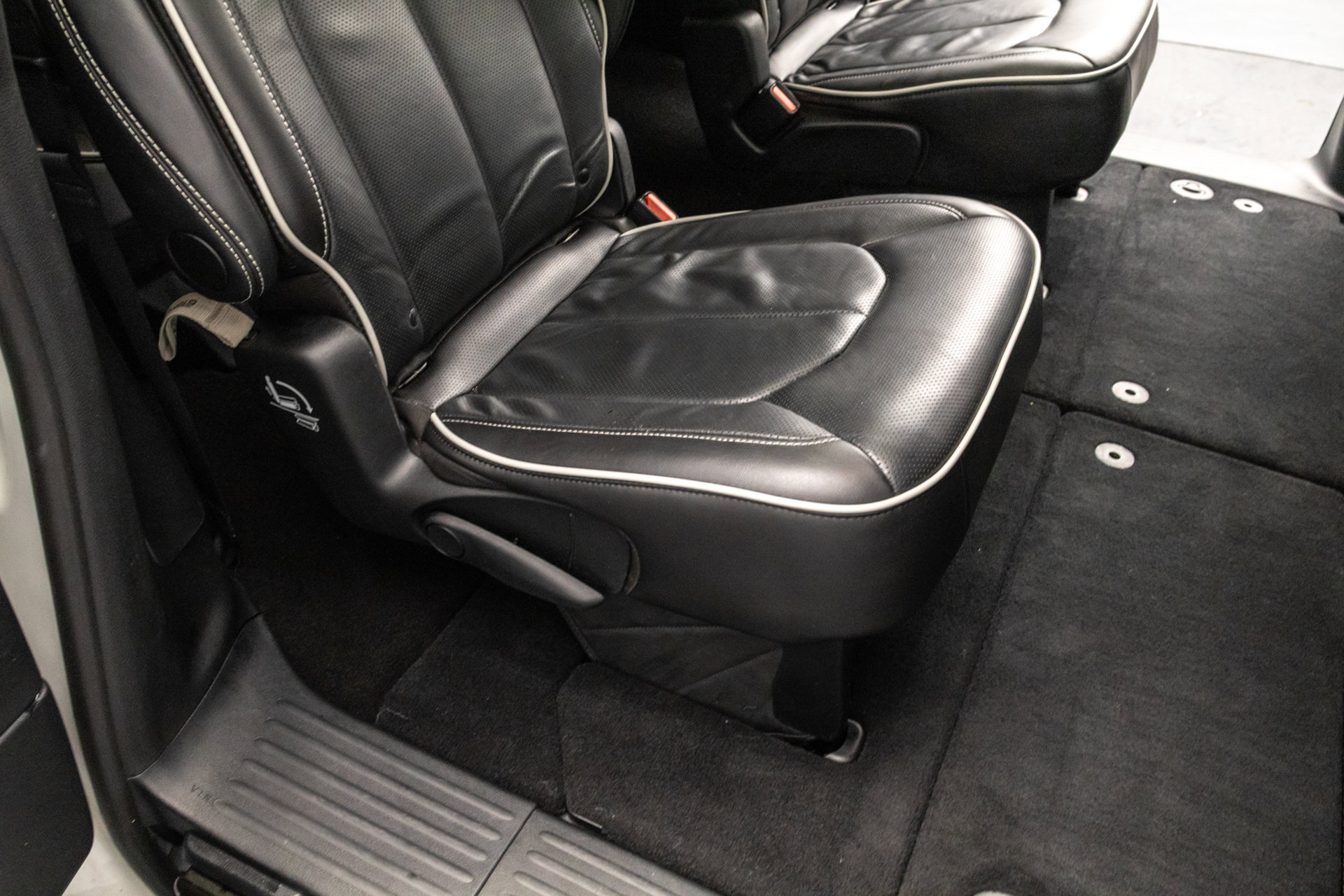 Used 2025 Chrysler Pacifica Limited FWD image 36