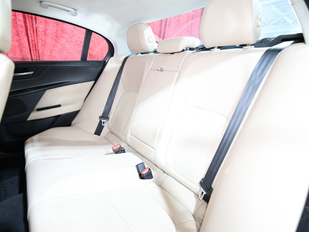 Used 2019 Jaguar XE Premium RWD image 13