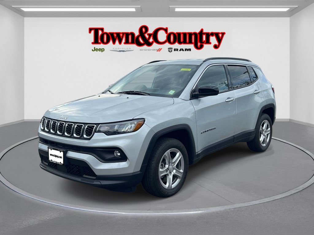 Used 2024 Jeep Compass Latitude AWD/4WD image 4