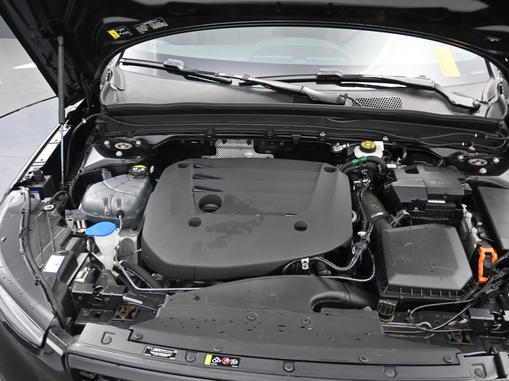 Used 2024 Volvo XC40 B5 Core image 15