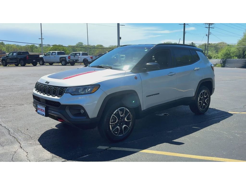 Used 2025 Jeep Compass Trailhawk image 4
