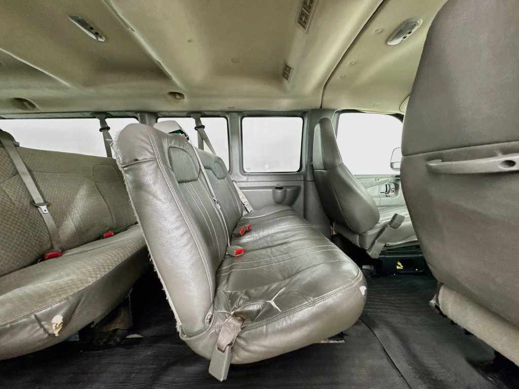 Used 2008 Chevrolet Express 3500 Extended Passenger RWD image 30