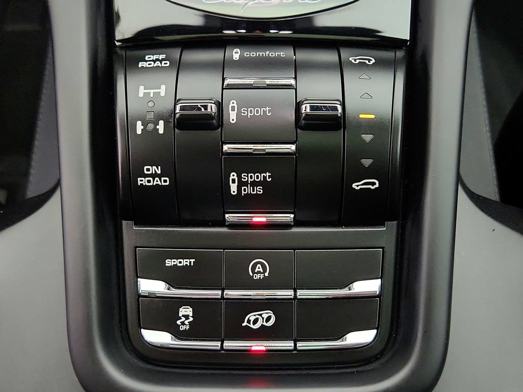 Used 2016 Porsche Cayenne GTS AWD/4WD image 17