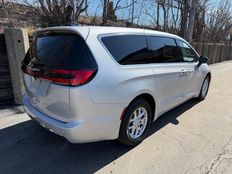 Used 2026 Chrysler Pacifica Select FWD image 9