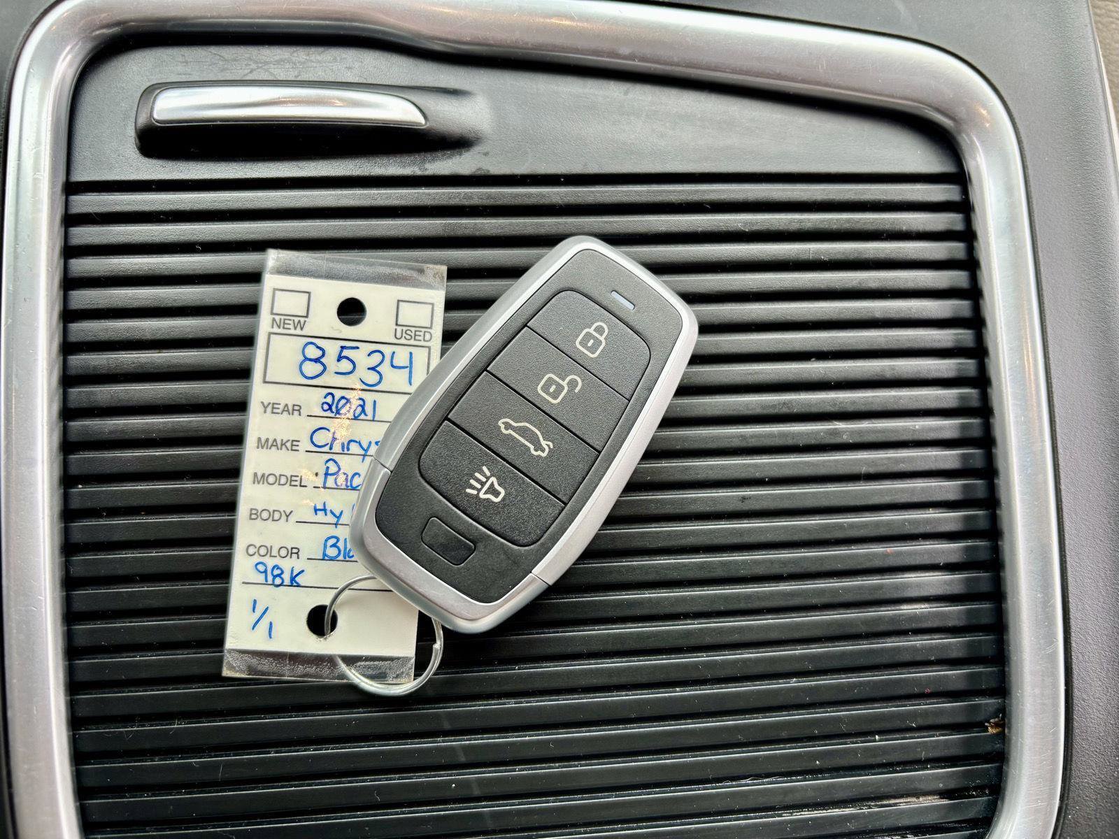 Used 2021 Chrysler Pacifica Touring-L image 22