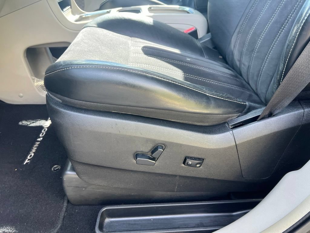 Used 2014 Chrysler Town & Country Touring-L FWD image 41