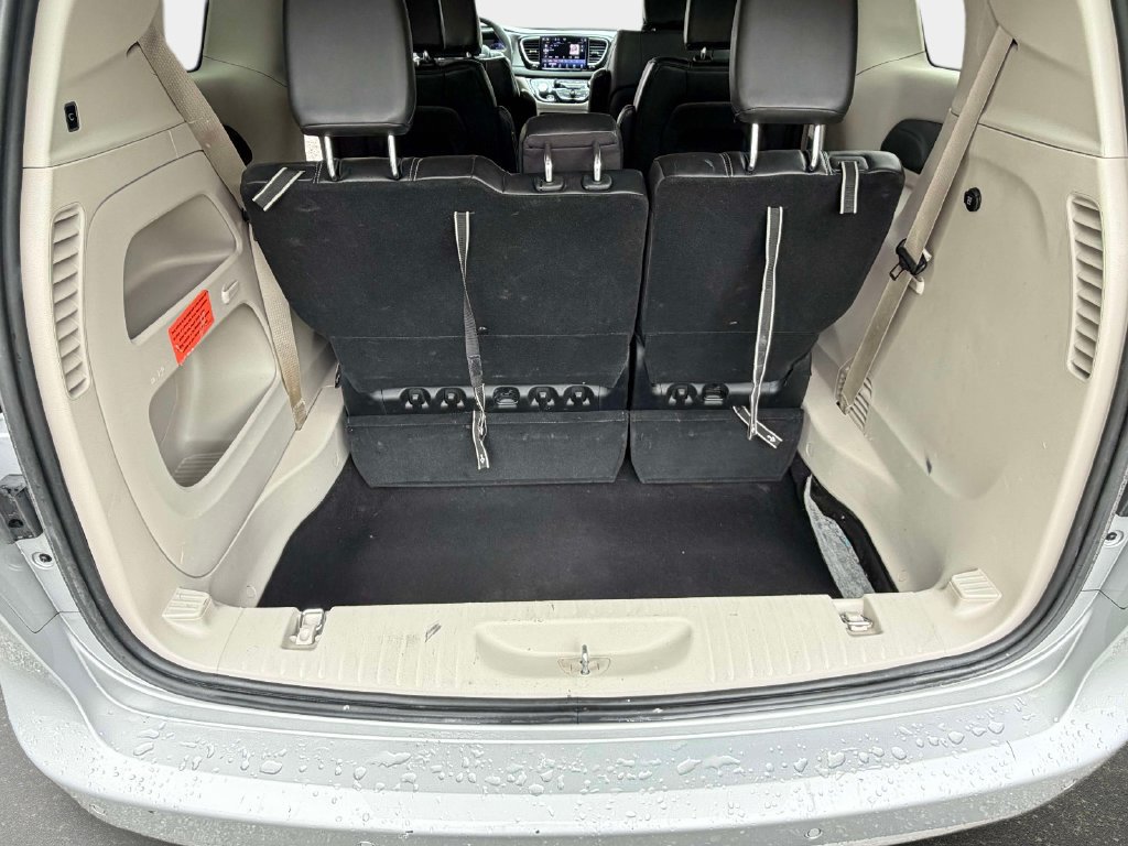 Used 2024 Chrysler Pacifica Touring-L FWD image 11