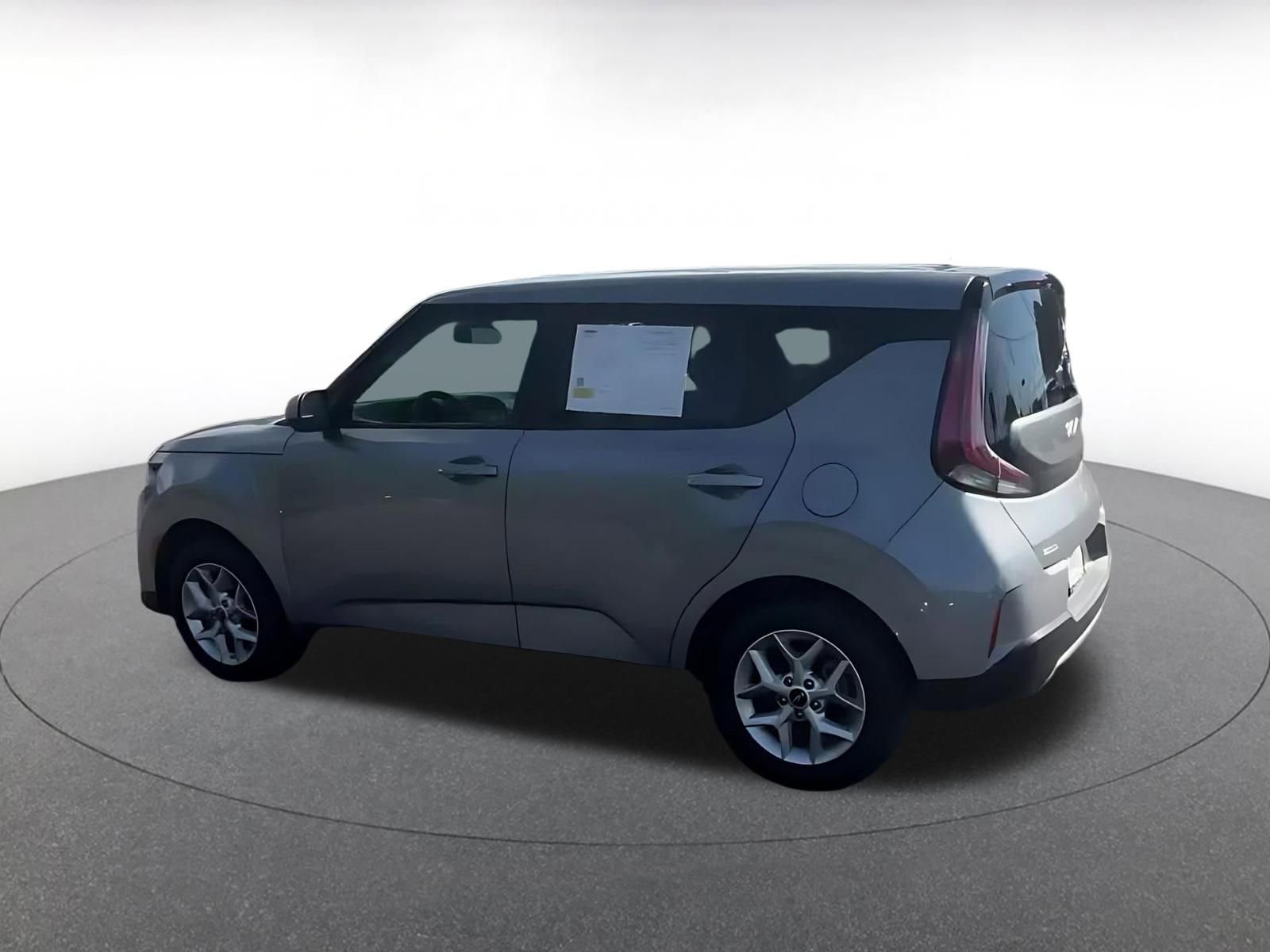 Used 2025 Kia Soul LX w/ LX Technology Package FWD image 9